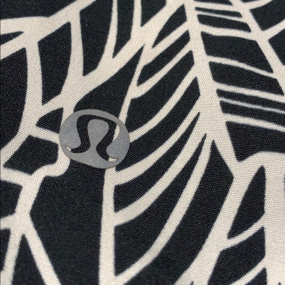 Size 4 lululemon speed shorts - Picture 3 of 7